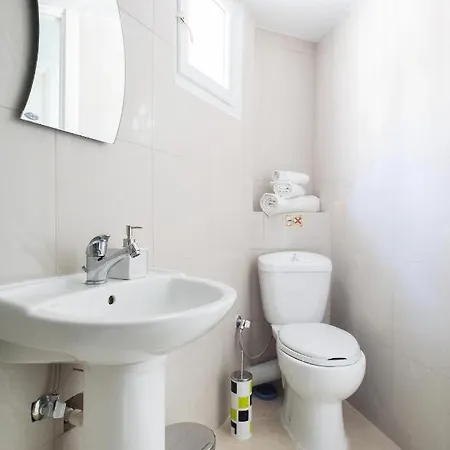 5min To Metro Apartment